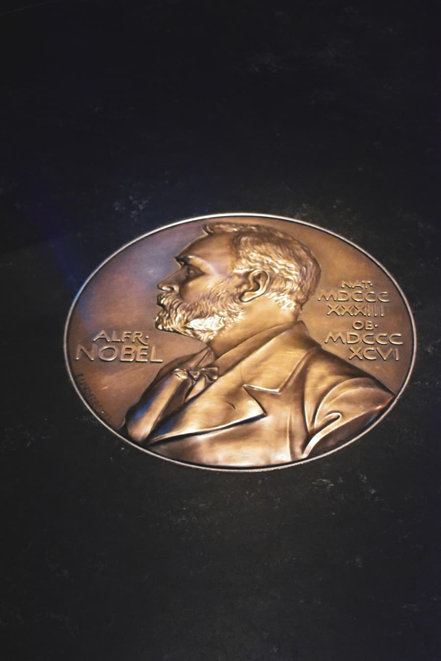 Moneda expuesta en una vitrina del Nobel Prize Museum de Estocolmo